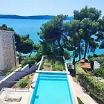 Penava, Private Beach, Pool And 7min To Apartament Trogir