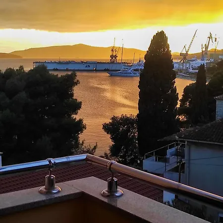 Penava, Private Beach, Pool And 7min To Appartement Trogir