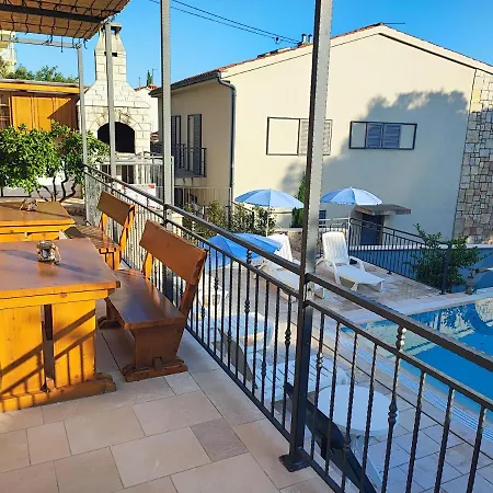 Apartmán Penava, Private Beach, Pool And 7min To Trogir