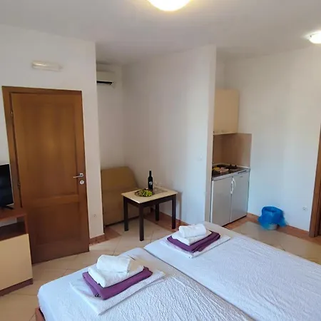 Penava, Private Beach, Pool And 7min To Apartmán *