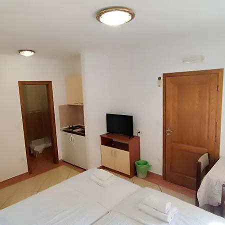 Penava, Private Beach, Pool And 7min To Apartmán