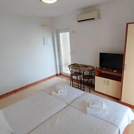 Penava, Private Beach, Pool And 7min To Apartman