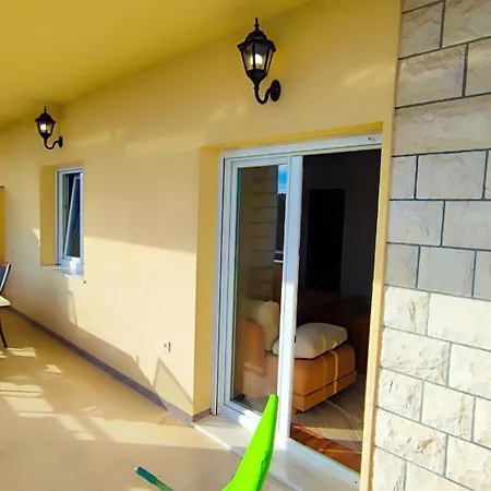 Penava, Private Beach, Pool And 7min To Apartman Trogir