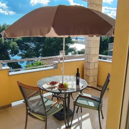 Penava, Private Beach, Pool And 7min To Apartment