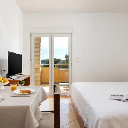 Penava, Private Beach, Pool And 7min To Lejlighed *