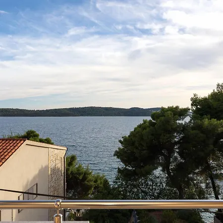 Lejlighed Penava, Private Beach, Pool And 7min To