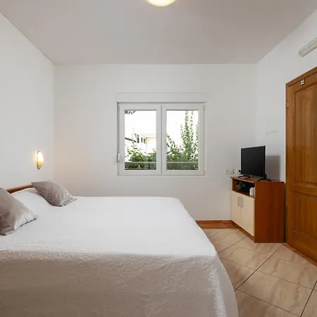 Lejlighed Penava, Private Beach, Pool And 7min To