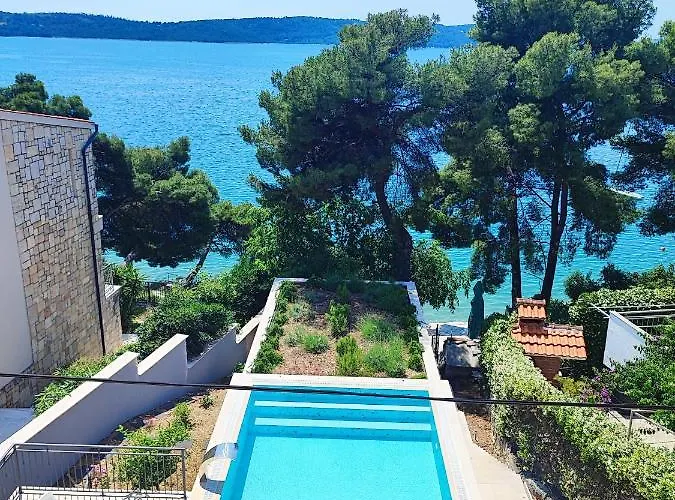 Penava, Private Beach, Pool And 7min To 아파트 트로기르