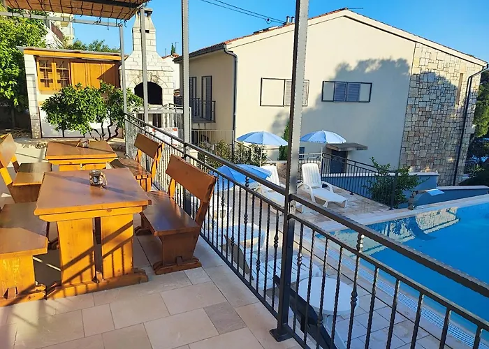 아파트 Penava, Private Beach, Pool And 7min To 트로기르