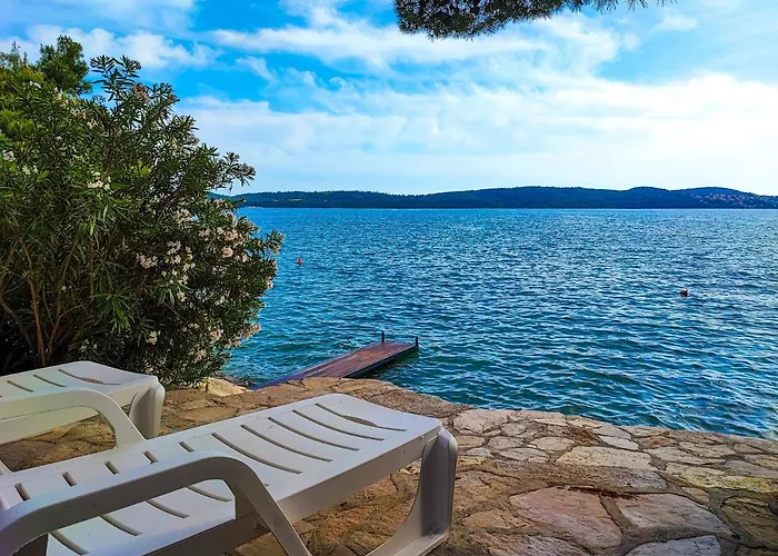 아파트 Penava, Private Beach, Pool And 7min To *