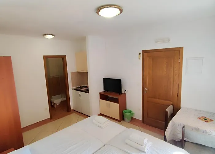 Penava, Private Beach, Pool And 7min To 아파트