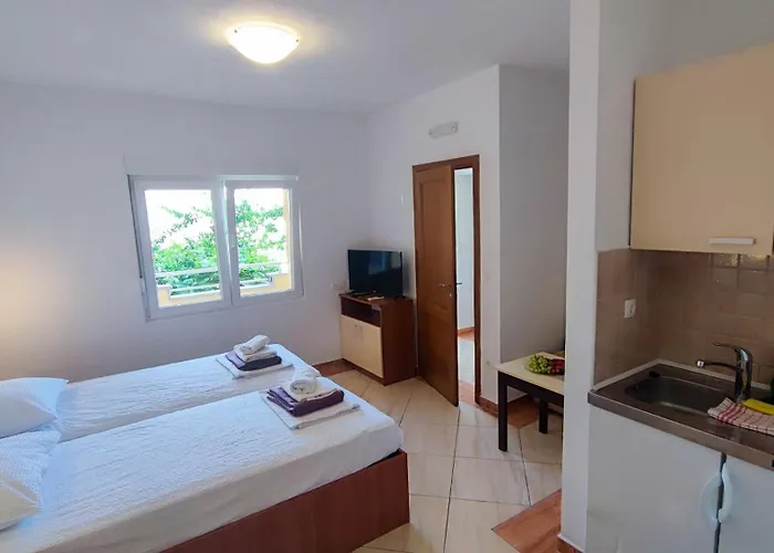 아파트 Penava, Private Beach, Pool And 7min To *
