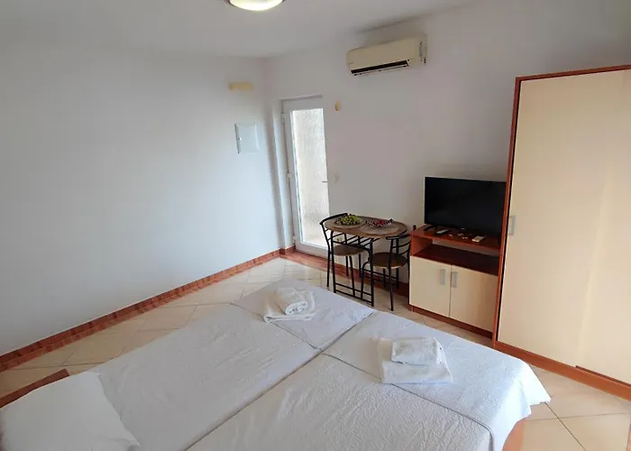 Penava, Private Beach, Pool And 7min To 아파트