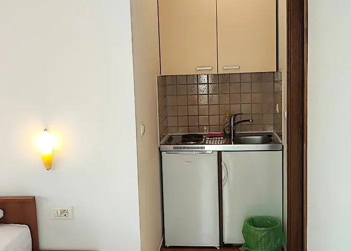 Penava, Private Beach, Pool And 7min To 아파트 트로기르