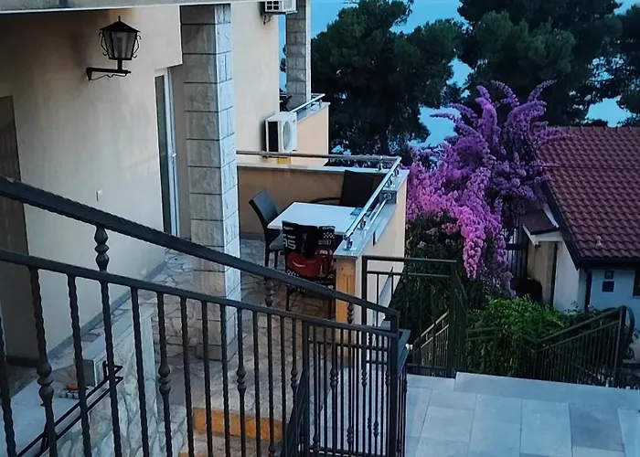 Penava, Private Beach, Pool And 7min To 아파트