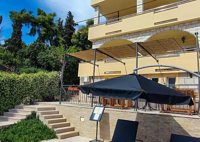 Penava, Private Beach, Pool And 7min To 아파트 트로기르