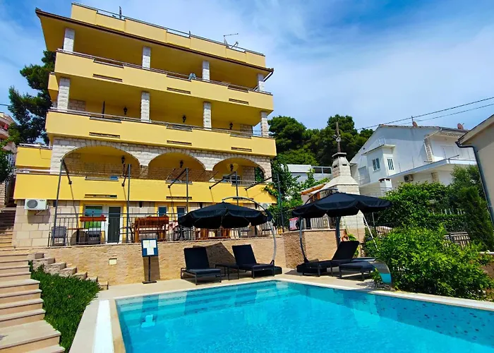 아파트 Penava, Private Beach, Pool And 7min To 트로기르