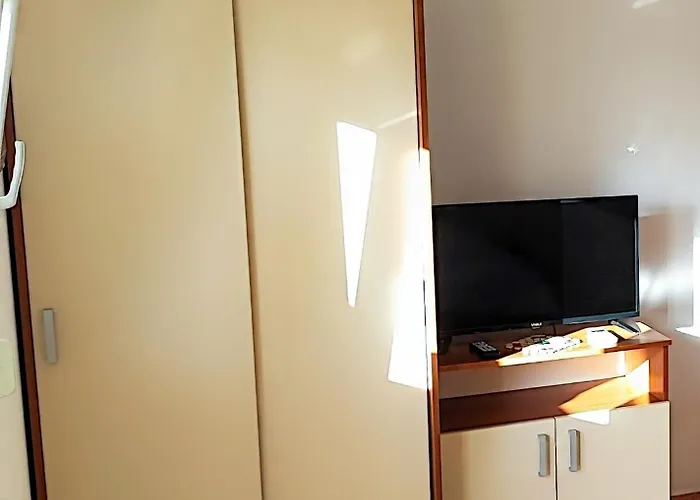 아파트 Penava, Private Beach, Pool And 7min To