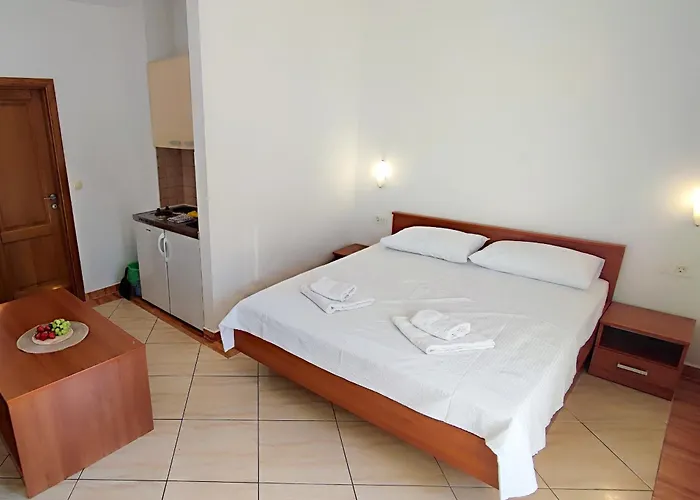 Penava, Private Beach, Pool And 7min To 아파트 트로기르