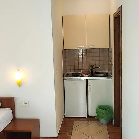 Penava, Private Beach, Pool And 7min To Appartement Trogir