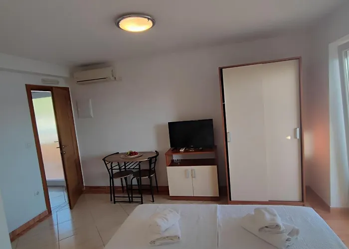 Penava, Private Beach, Pool And 7min To トロギール