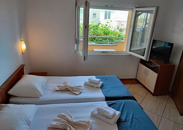 Penava, Private Beach, Pool And 7min To アパート トロギール