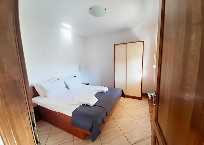 Penava, Private Beach, Pool And 7min To トロギール
